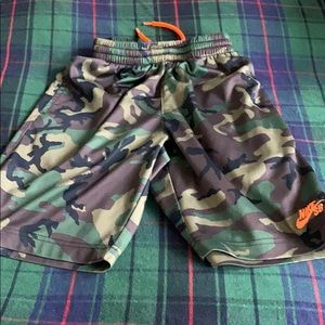 Boys Nike Camo Shorts Sz S (10)